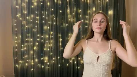 Snapshot of litle_girl05 chatting on 14, 12, 2025 LUNA online show from 14, 12, 2025