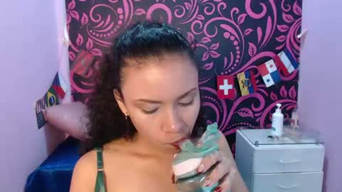 Snapshot of little18doll chatting on 10, 7, 2026 little18doll online show from 10, 7, 2026