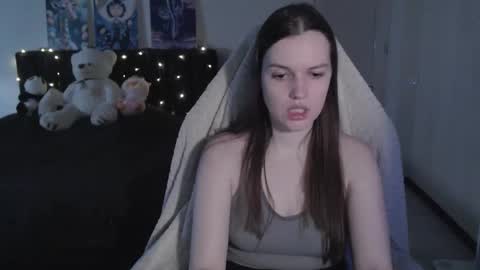 Snapshot of little__flowers chatting on 5, 12, 2025 little__flowers online show from 5, 12, 2025