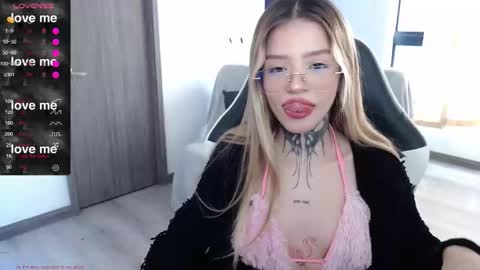 Snapshot of little_amy__ chatting on 29, 11, 2025 Amelie online show from 29, 11, 2025