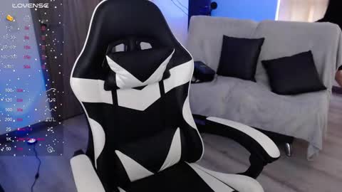 Snapshot of little_amy__ chatting on 4, 12, 2025 Amelie online show from 4, 12, 2025