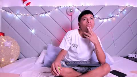 Snapshot of little_kris1 chatting on 4, 12, 2025 little_kris1 online show from 4, 12, 2025