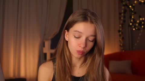 Snapshot of little_poetry chatting on 28, 10, 2025 Kiki online show from 28, 10, 2025