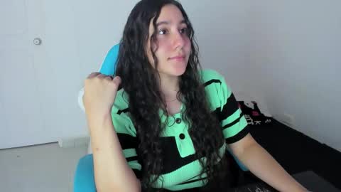 Snapshot of little_sparkles_0f_l0v3 chatting on 17, 12, 2025 Laire online show from 17, 12, 2025