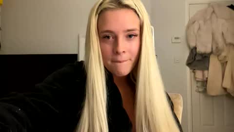 Snapshot of littleblonde010 chatting on 14, 11, 2025 Littleblonde010 online show from 14, 11, 2025