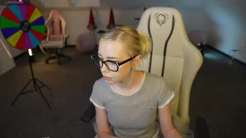 Snapshot of livehub054 chatting on 5, 12, 2025 Sheryl online show from 5, 12, 2025