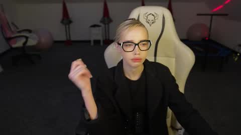 Snapshot of livehub054 chatting on 15, 12, 2025 Sheryl online show from 15, 12, 2025