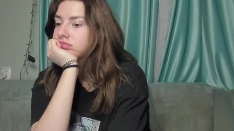 lizzi_muur online show from 1, 1, 2025