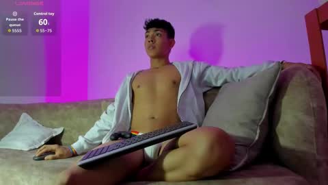 Snapshot of logantwink18 chatting on 15, 11, 2025 logantwink18 online show from 15, 11, 2025