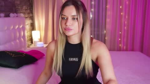 Snapshot of lollidoli__ chatting on 2, 1, 2025 Victoria online show from 2, 1, 2025