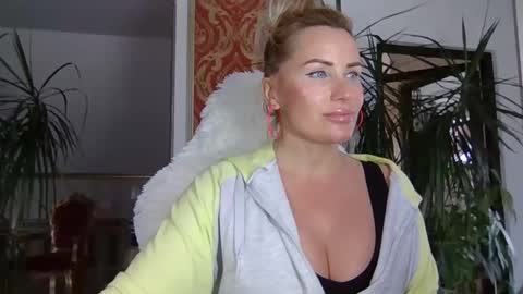 Snapshot of lollyta2023 chatting on 1, 2, 2025 Roxy online show from 1, 2, 2025