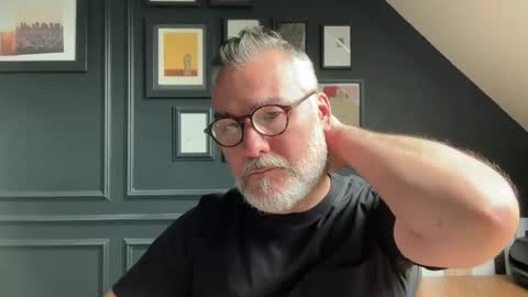 Snapshot of londongent2023 chatting on 8, 6, 2026 EnglishBear online show from 8, 6, 2026
