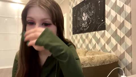 Snapshot of looking_me chatting on 7, 10, 2025 EVA online show from 7, 10, 2025