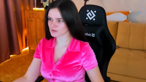 Snapshot of lora_cain chatting on 6, 12, 2024 Lora Cain online show from 6, 12, 2024