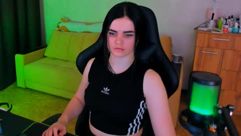 Snapshot of lora_cain chatting on 5, 3, 2025 Lora Cain online show from 5, 3, 2025