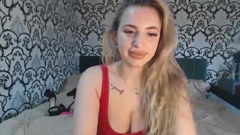 Queen LoraSinClare online show from 11, 11, 2025