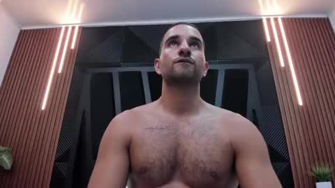  L O R E N Z O  Thumbs Up help  online show from 11, 3, 2025