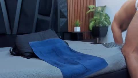  L O R E N Z O  Thumbs Up help  online show from 15, 10, 2025