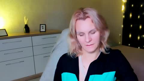 Snapshot of louisa_bay chatting on 6, 12, 2024 Louisa online show from 6, 12, 2024