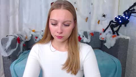 Snapshot of love_bella_ chatting on 13, 10, 2025 love bella online show from 13, 10, 2025