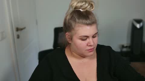 Snapshot of love_wiggy18 chatting on 18, 9, 2025 Ally online show from 18, 9, 2025