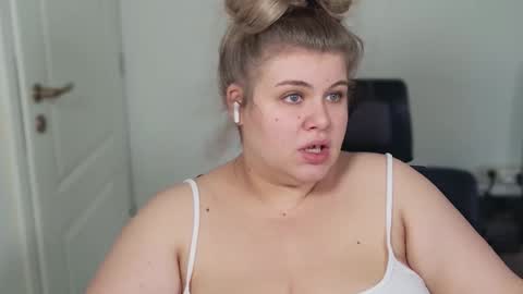 Snapshot of love_wiggy18 chatting on 15, 10, 2025 Ally online show from 15, 10, 2025