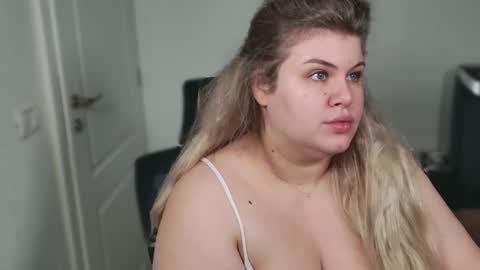 Snapshot of love_wiggy18 chatting on 5, 11, 2025 Ally online show from 5, 11, 2025