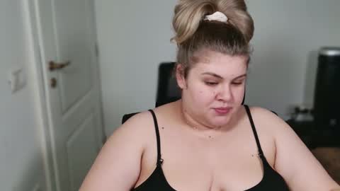 Snapshot of love_wiggy18 chatting on 2, 12, 2025 Ally online show from 2, 12, 2025