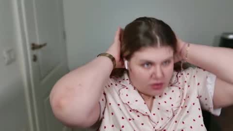 Snapshot of love_wiggy18 chatting on 18, 12, 2025 Ally online show from 18, 12, 2025