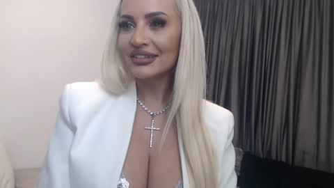 Snapshot of lovelyblondyxxx chatting on 15, 1, 2025 PrAllinXXXa online show from 15, 1, 2025