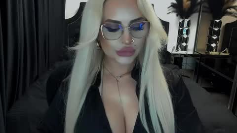 Snapshot of lovelyblondyxxx chatting on 6, 6, 2026 PrAllinXXXa online show from 6, 6, 2026