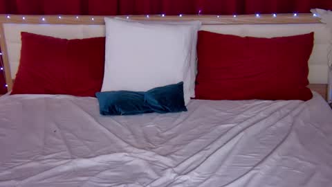 Snapshot of lovelycaroline_ chatting on 8, 11, 2025 Caroline online show from 8, 11, 2025