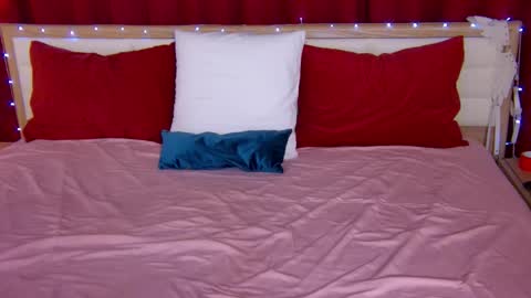 Snapshot of lovelycaroline_ chatting on 27, 11, 2025 Caroline online show from 27, 11, 2025