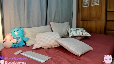 Snapshot of lovelyemma__ chatting on 17, 12, 2025 online show from 17, 12, 2025