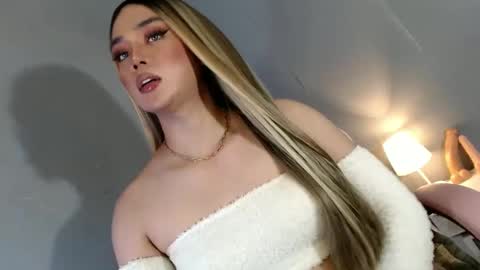 Snapshot of lovers_moon22 chatting on 19, 12, 2024 lovers moon22 online show from 19, 12, 2024