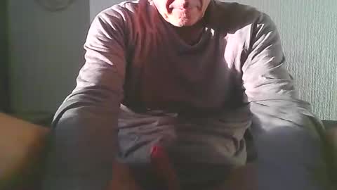 Snapshot of loves_to_cum2022 chatting on 21, 11, 2025 lovs2cum4u online show from 21, 11, 2025