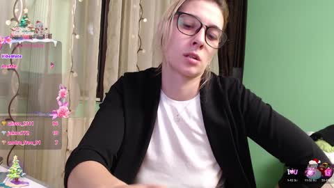 Snapshot of lovingfeetheels chatting on 4, 12, 2024 Antonia online show from 4, 12, 2024