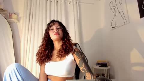 Snapshot of lucia_lee_ chatting on 5, 1, 2025 Lucia online show from 5, 1, 2025