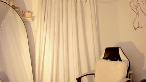 Snapshot of lucia_lee_ chatting on 7, 1, 2025 Lucia online show from 7, 1, 2025