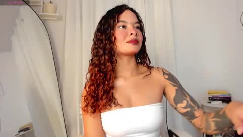 Snapshot of lucia_lee_ chatting on 6, 3, 2025 Lucia online show from 6, 3, 2025