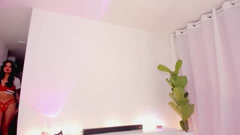 Snapshot of lucia_lee_ chatting on 14, 10, 2025 Lucia online show from 14, 10, 2025