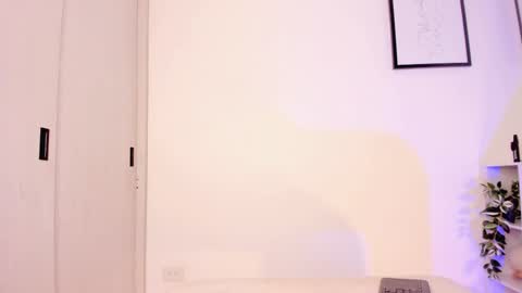 Snapshot of lucia_lee_ chatting on 21, 11, 2025 Lucia online show from 21, 11, 2025