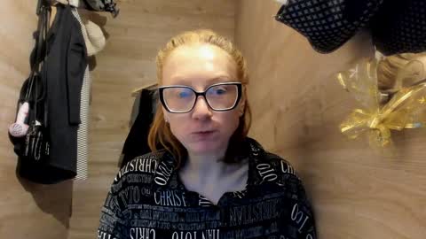 lucky_licky20 online show from 4, 1, 2025