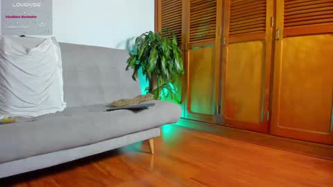 Hello my name is Lucy nice to meet you  thumb up is important for me kisses     online show from 28, 1, 2025