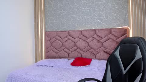 Lucy Greys online show from 5, 3, 2025