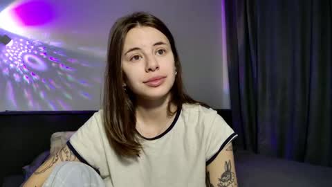 Snapshot of lucyrait chatting on 24, 11, 2025 Lucy online show from 24, 11, 2025