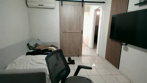 Snapshot of luis_flr chatting on 1, 10, 2025 luis_flr online show from 1, 10, 2025