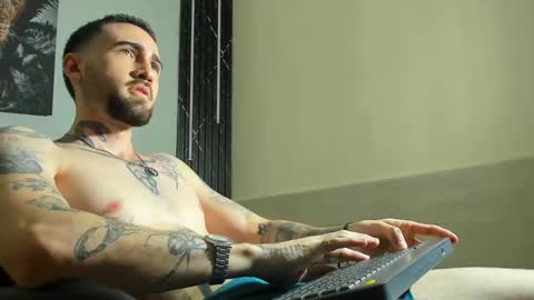 Snapshot of luke_davis01 chatting on 28, 2, 2025 LUKE online show from 28, 2, 2025