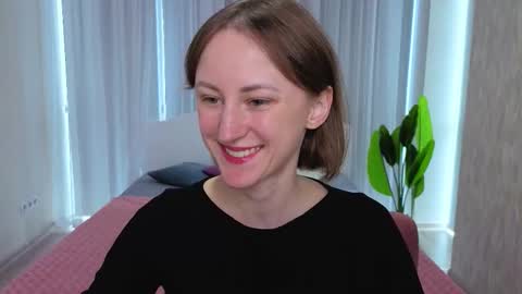Snapshot of luluchiiii chatting on 12, 10, 2025 Lily online show from 12, 10, 2025