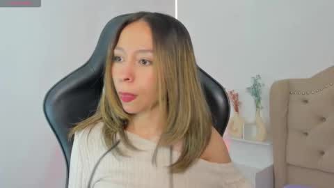 Snapshot of luluuberry chatting on 22, 11, 2025 luluuberry online show from 22, 11, 2025